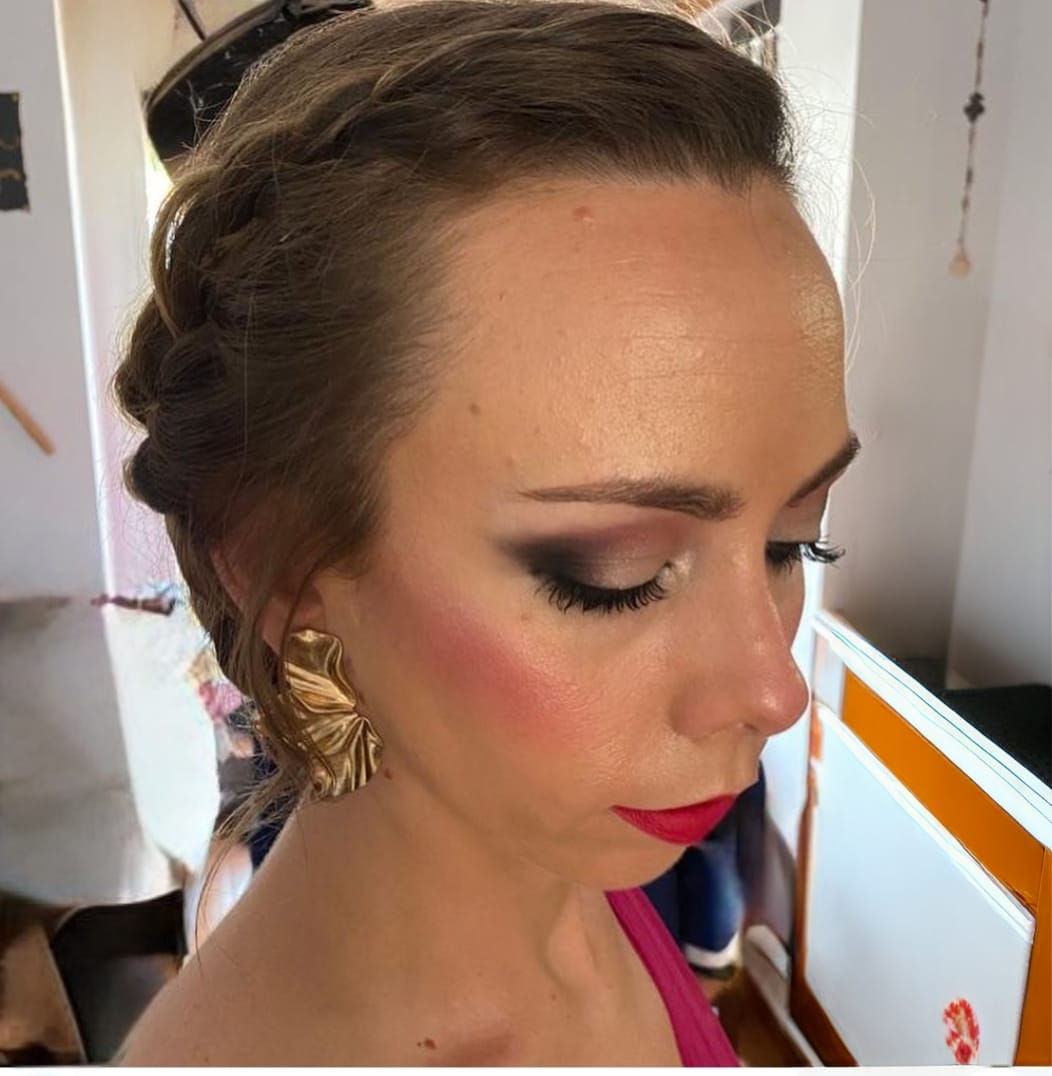 Invitada · recogido y labio rojo